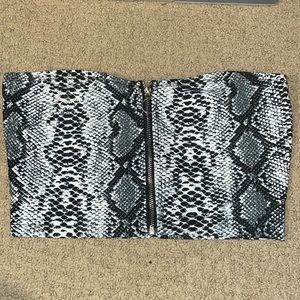 SNAKE PRINT GOING OUT TOP
